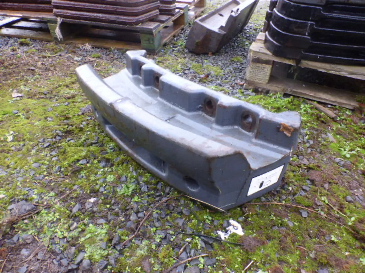 New Holland Fan Weight Block Carrier - Image 1