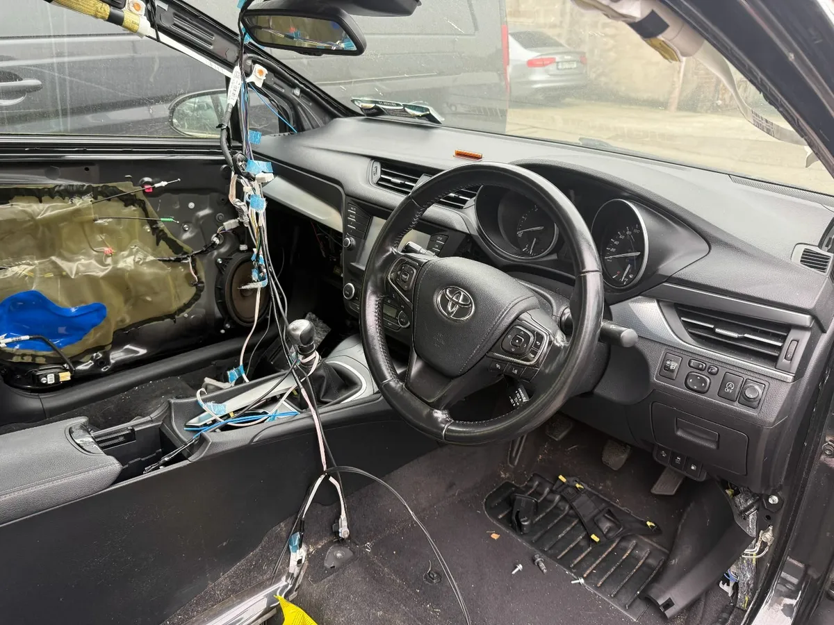 Toyota Avensis for parts or full car for sale - Image 4