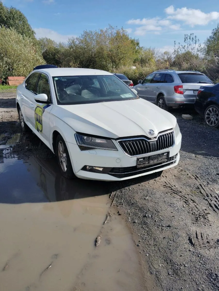 Breaking Skoda superb 2017 crlb - Image 1
