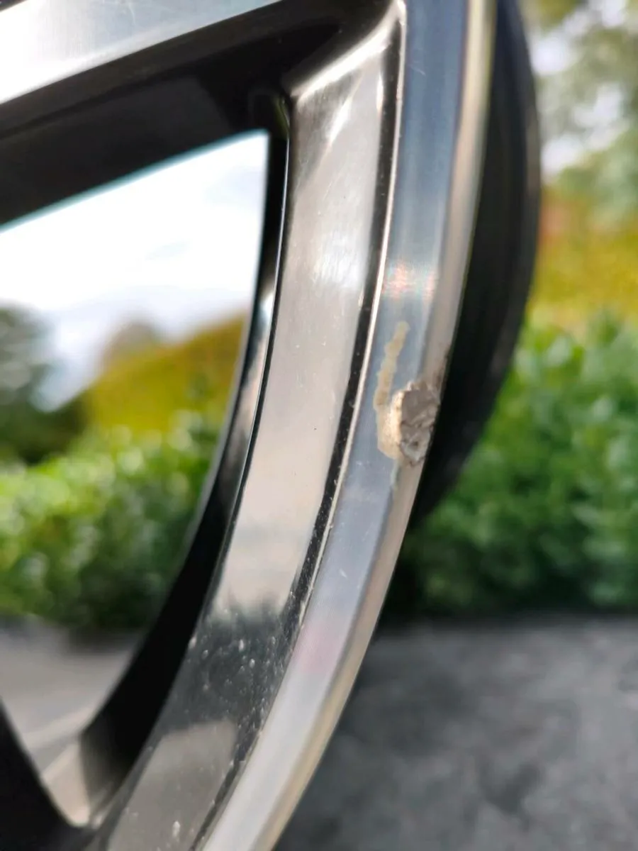 Alloy wheel - Image 2