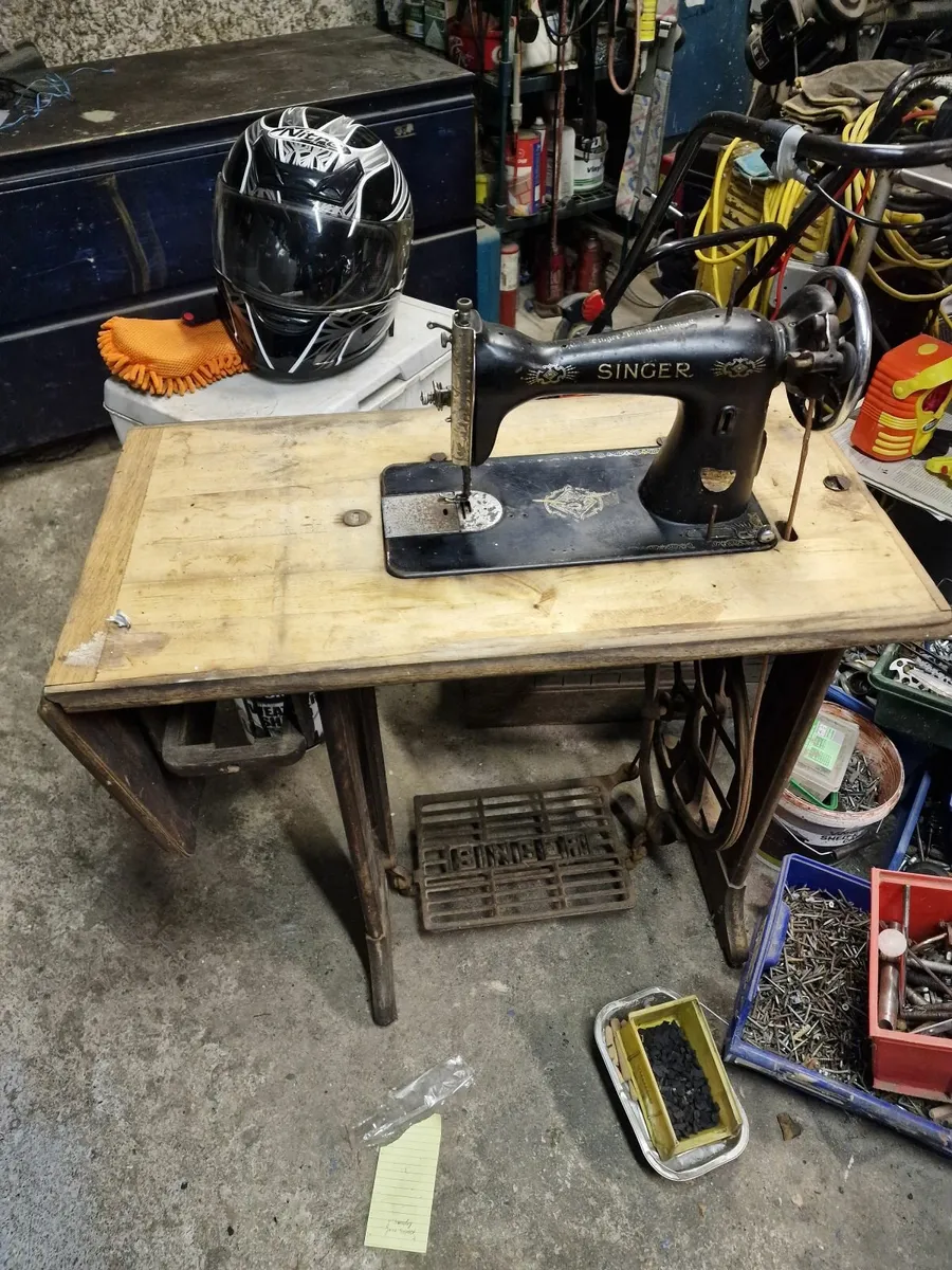 Singer sewing machine - Image 1