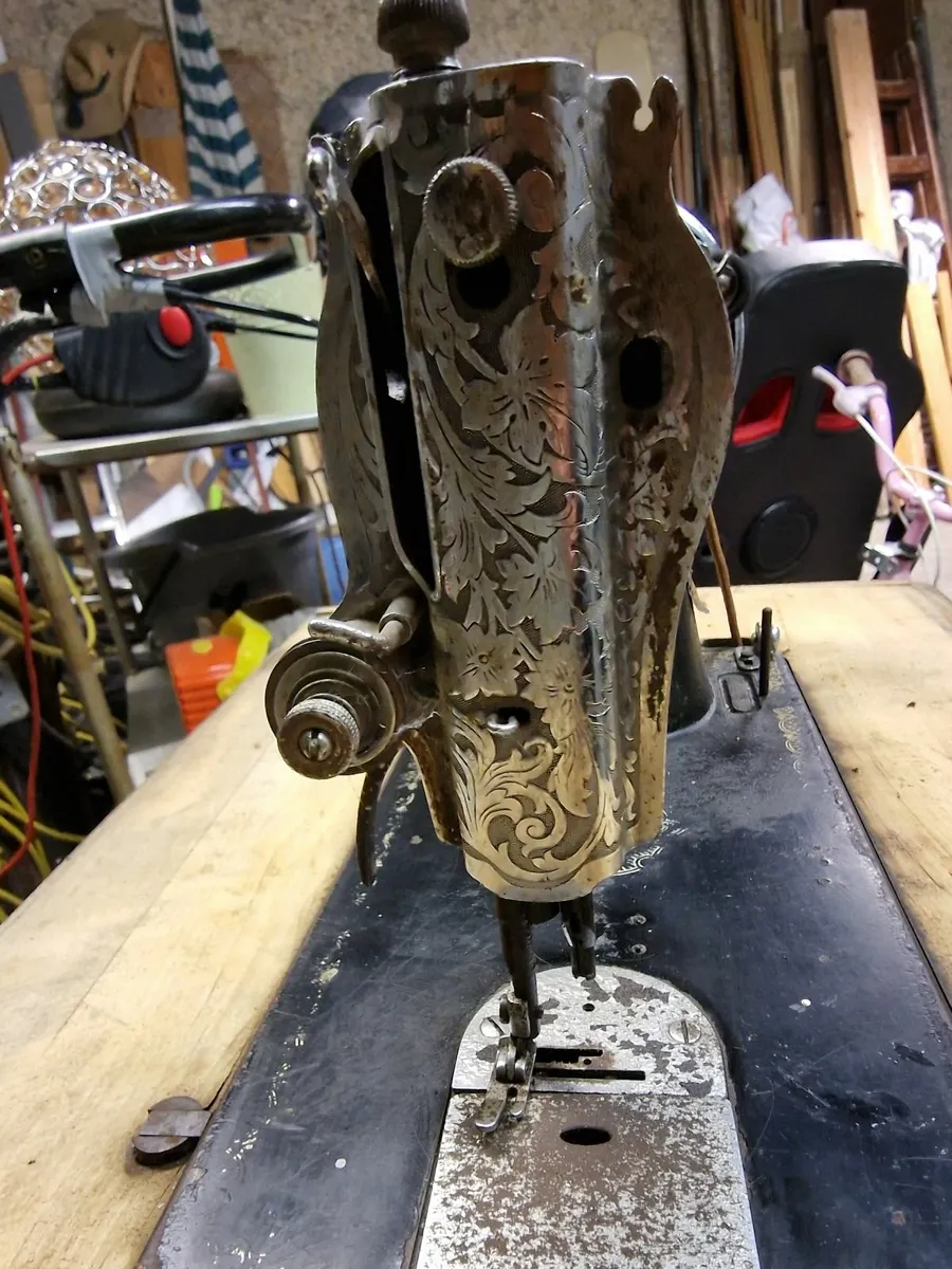 Singer sewing machine - Image 3