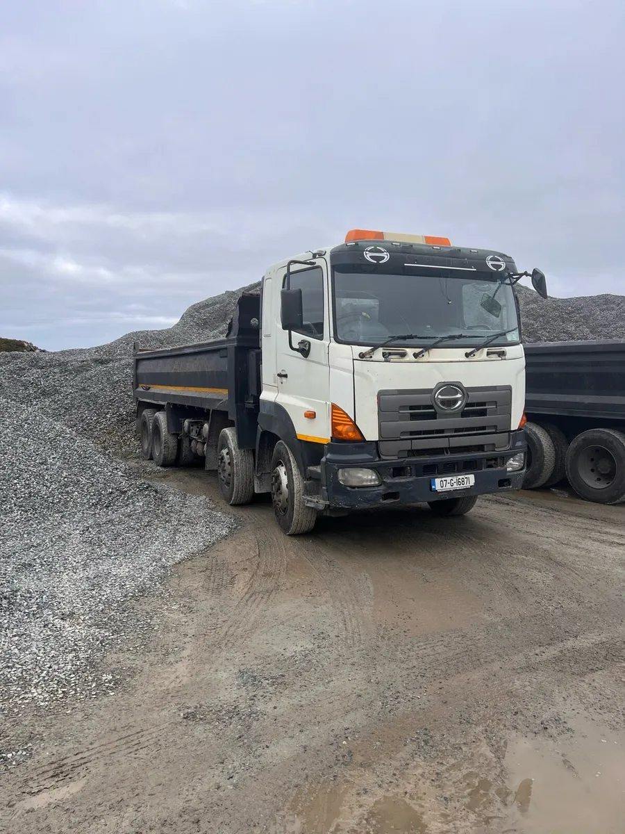 2007 Hino 700 Tipper - Image 2