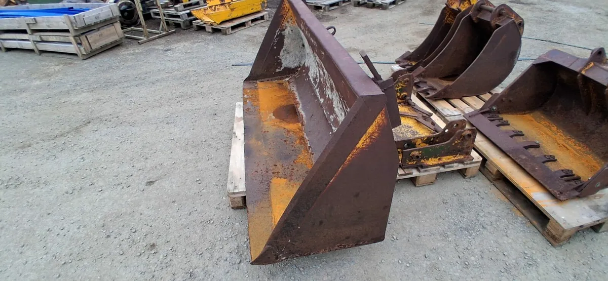 Ford  555 digger  bucket  and quick hitch - Image 1