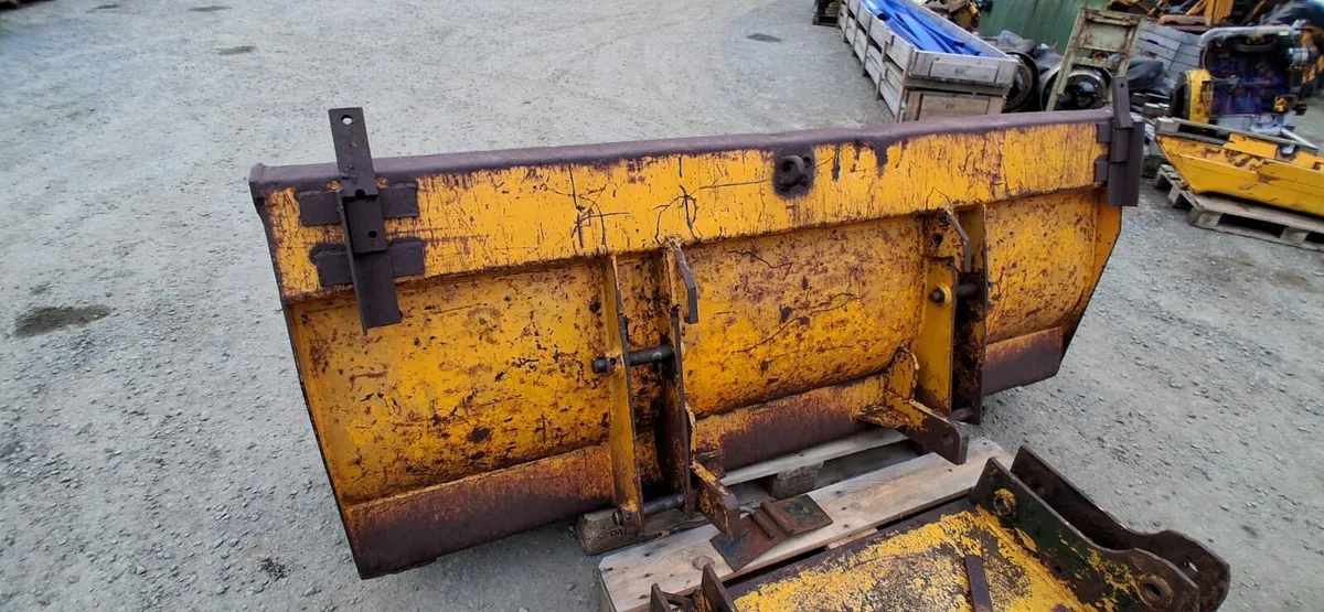 Ford  555 digger  bucket  and quick hitch - Image 2