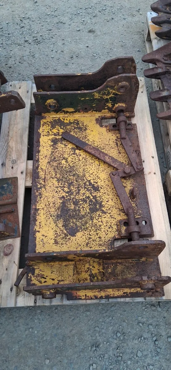 Ford  555 digger  bucket  and quick hitch - Image 3