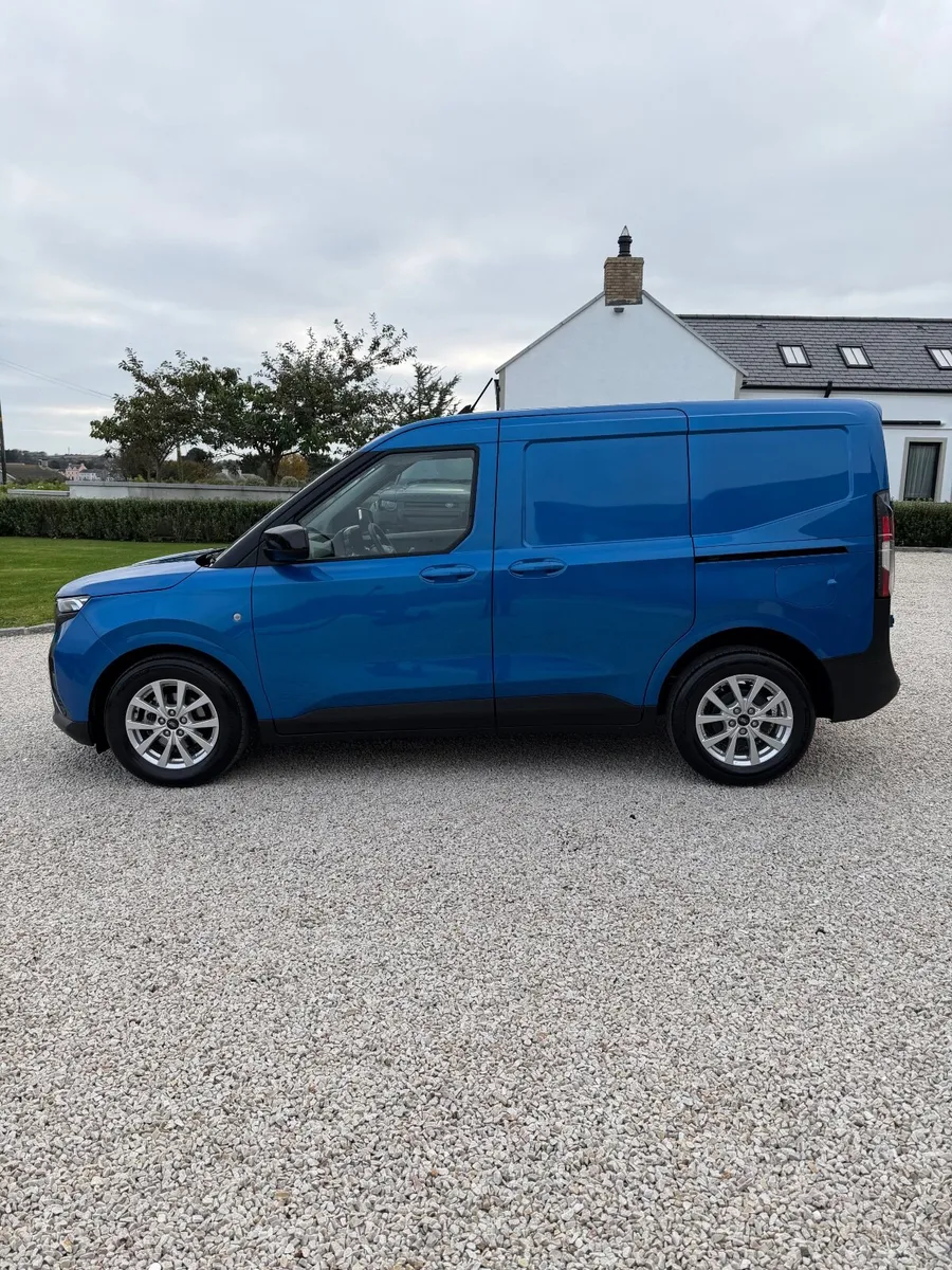 2024 Ford Transit courier Limited - Image 4