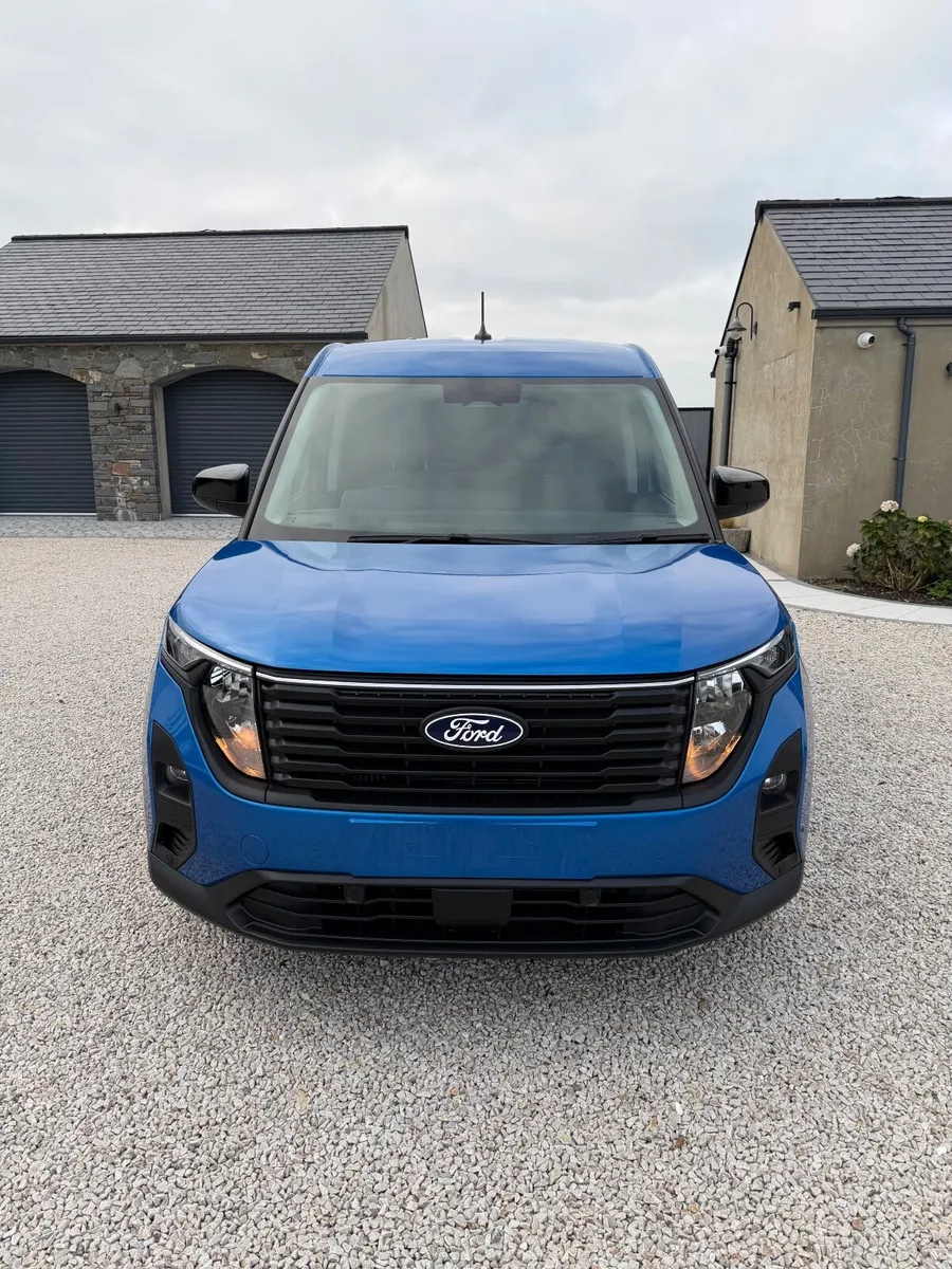 2024 Ford Transit courier Limited - Image 2