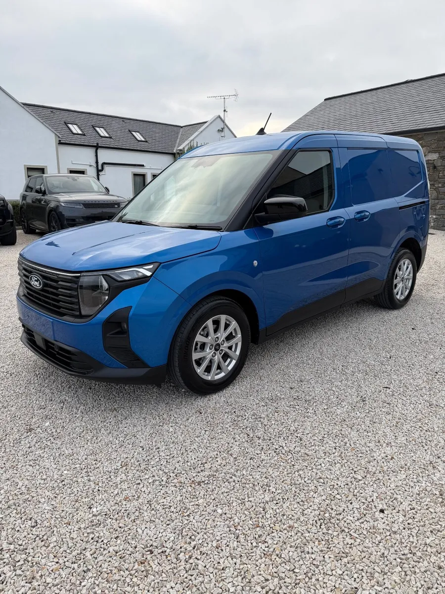 2024 Ford Transit courier Limited - Image 3