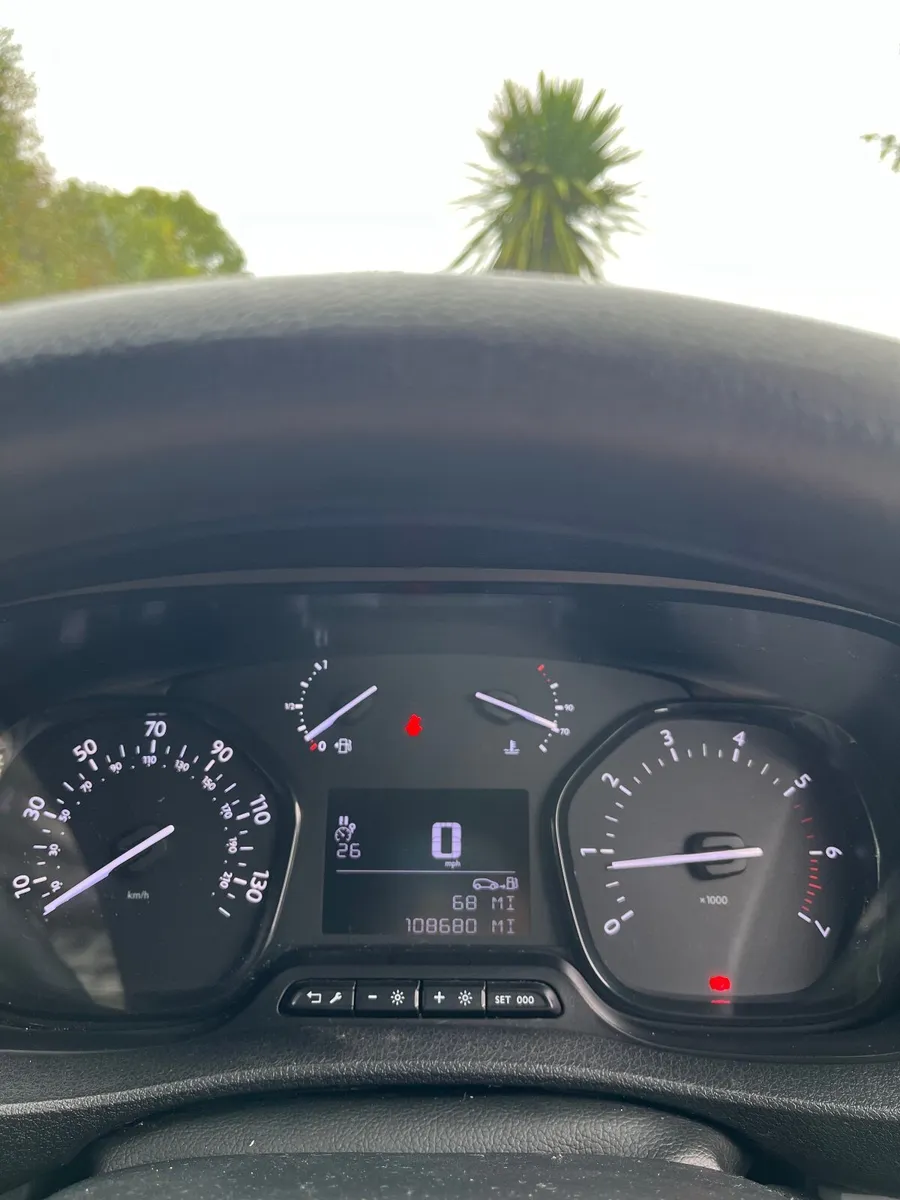 2022 Peugeot Expert van - Image 2