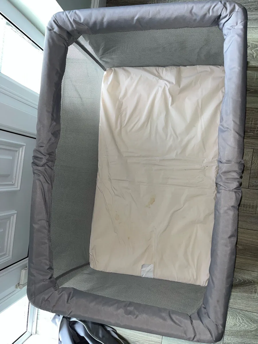 Travel cot - Image 2