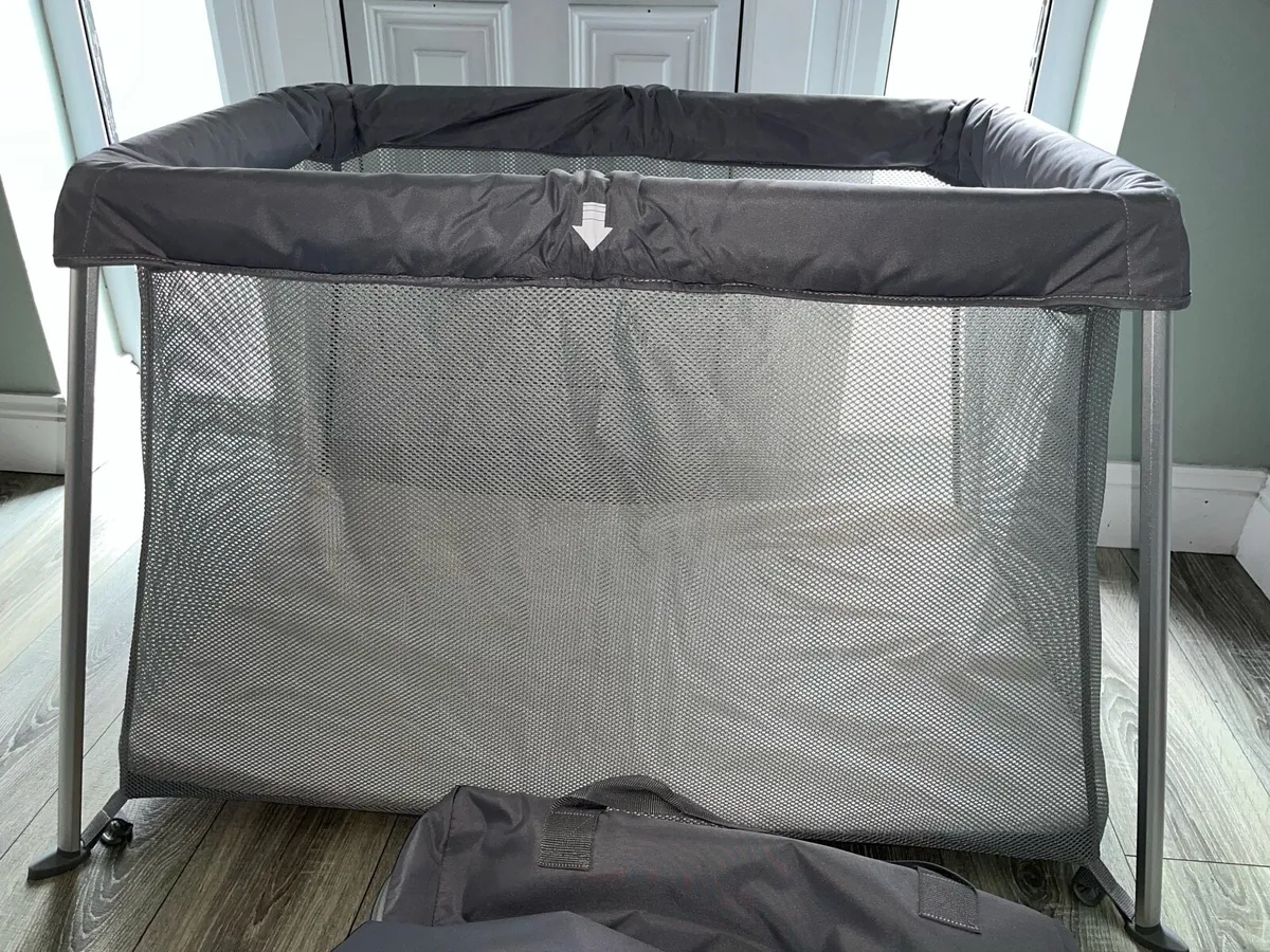 Travel cot - Image 1