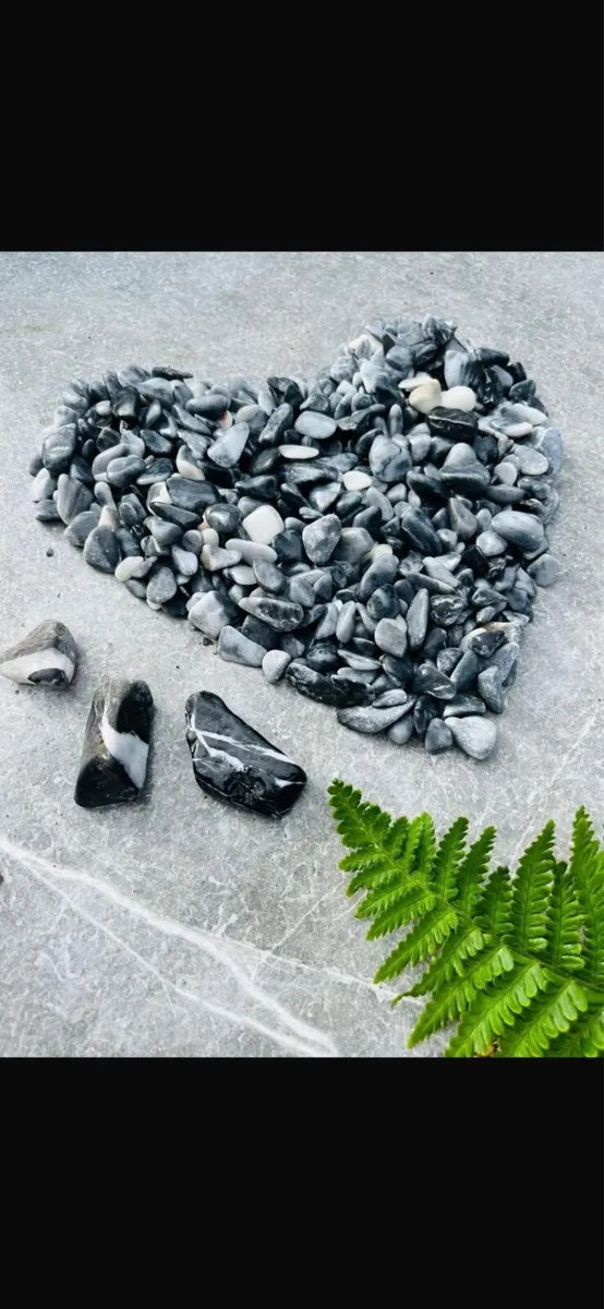Icy blue stone, pebbles, cobbles, chippings - Image 1