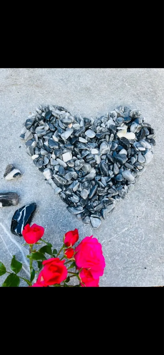 Icy blue stones, cobbles, pebbles, chippings - Image 1
