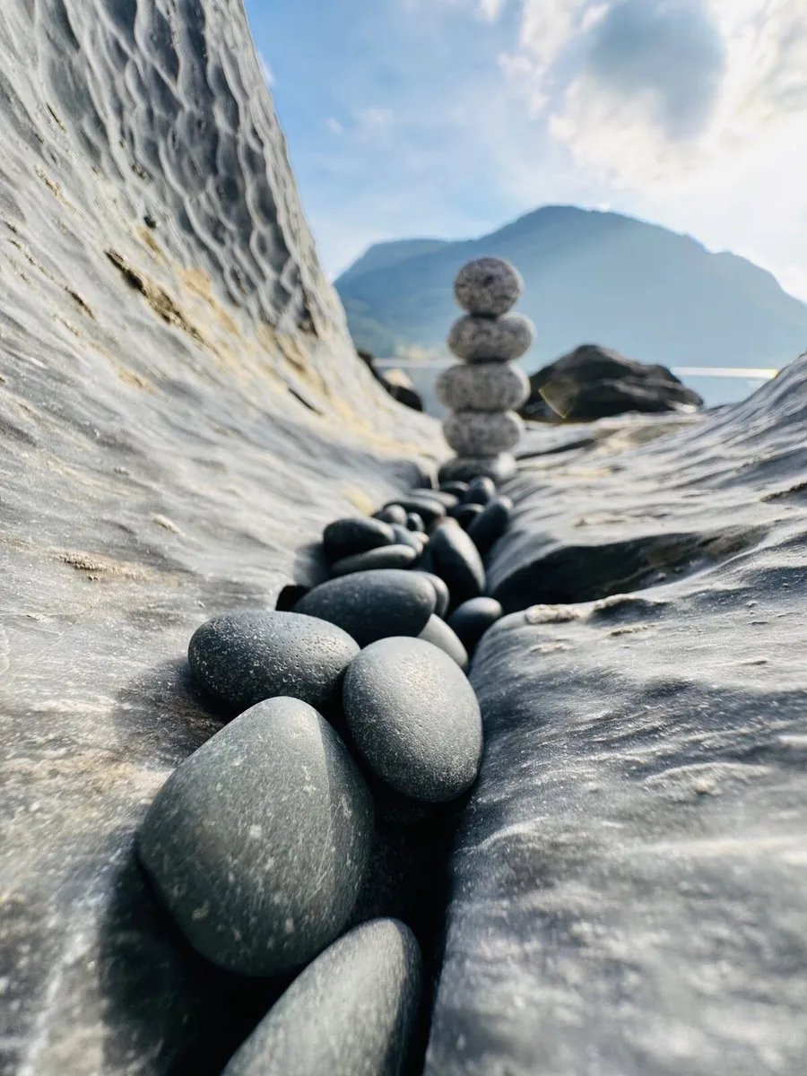 Icy blue stones, cobbles, pebbles, chippings - Image 2