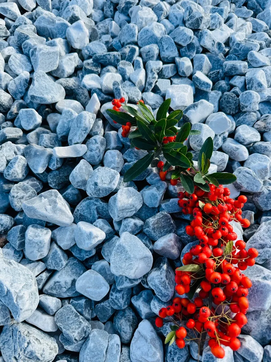 Icy blue stones, cobbles, pebbles, chippings - Image 3