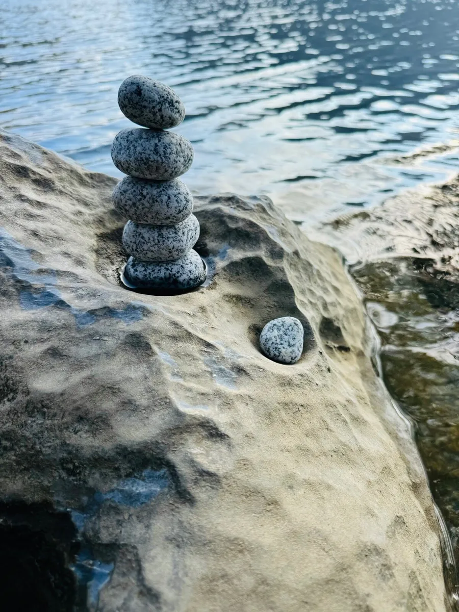 Icy blue stone, cobbles, pebbles, chippings - Image 2