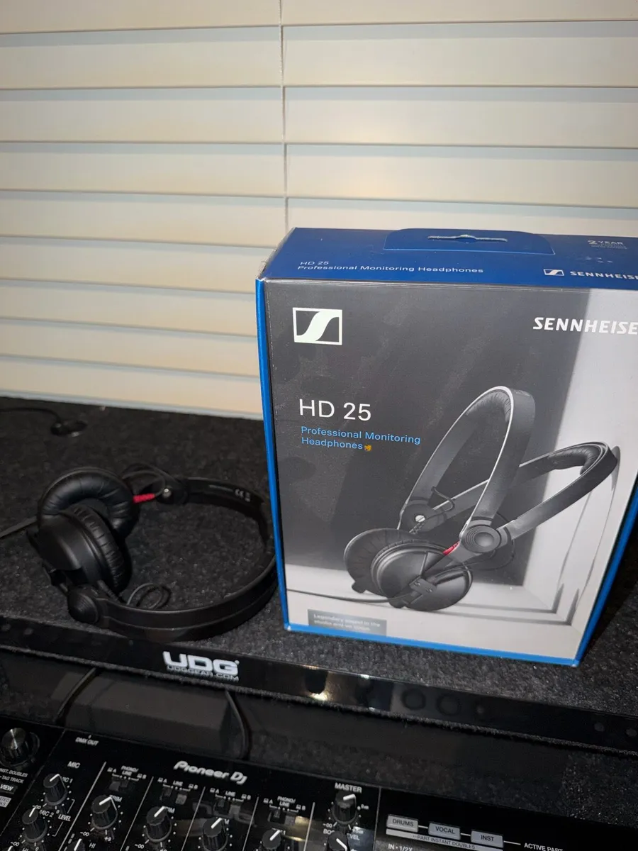 DJ Controller & Equipment (Pioneer DDJ FLX-10) - Image 4