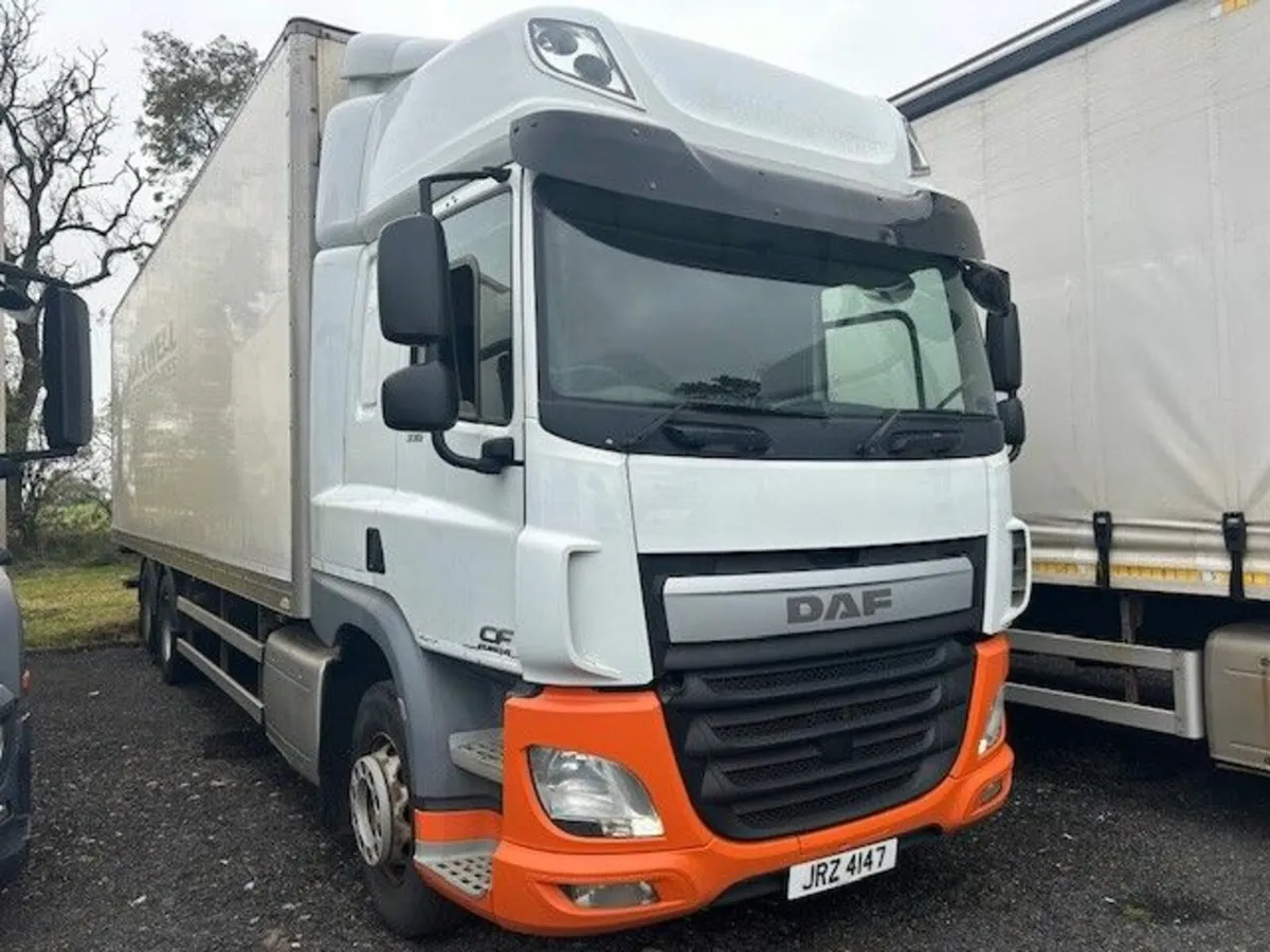 2015/2016 DAF CF'S 330 BOX/ CURTAIN - Image 1
