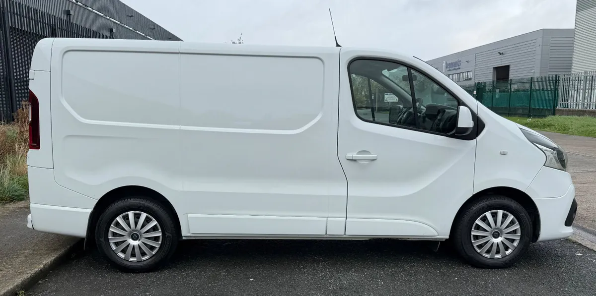 192 Renault Trafic Medium Wheel Base High Spec - Image 3