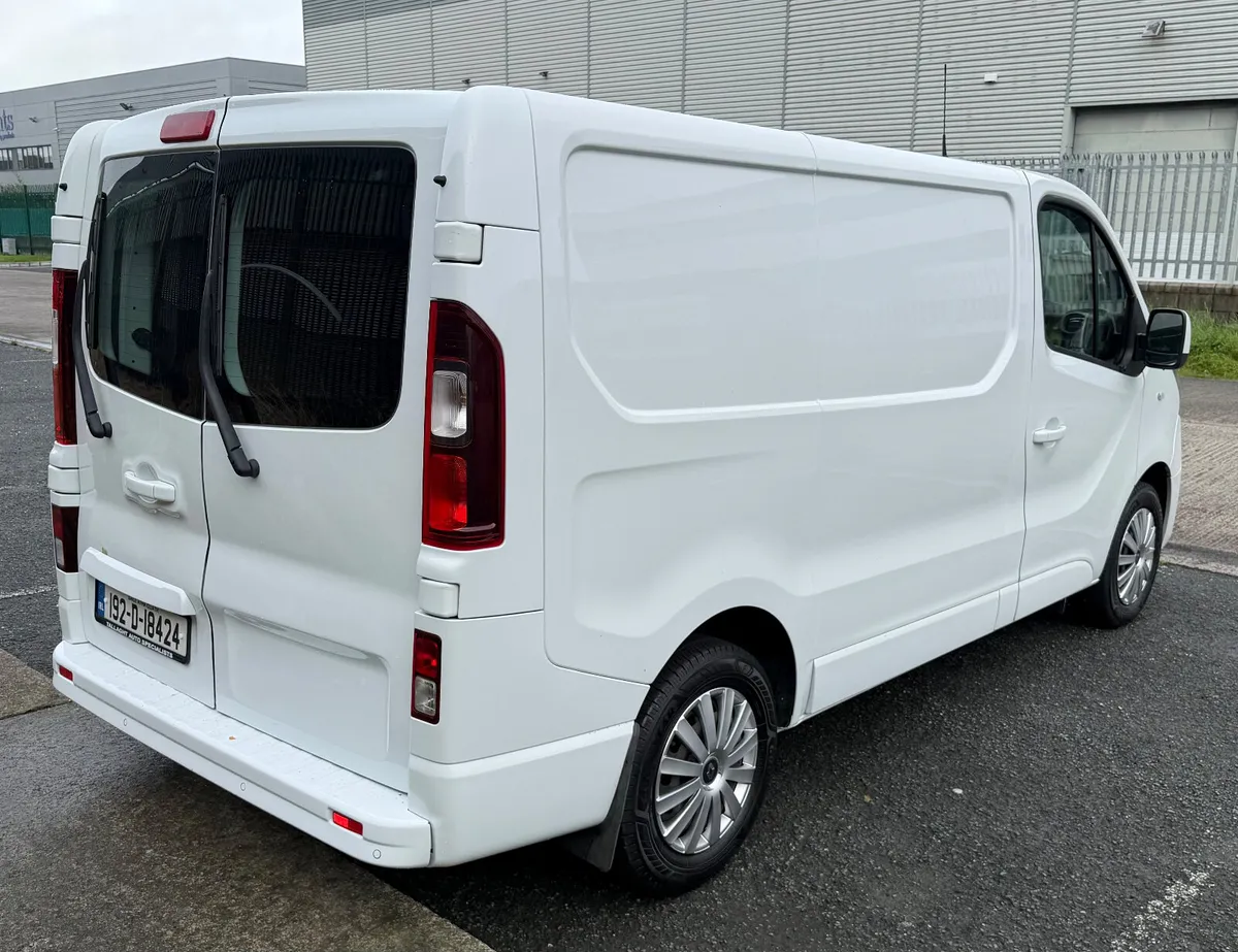 192 Renault Trafic Medium Wheel Base High Spec - Image 4