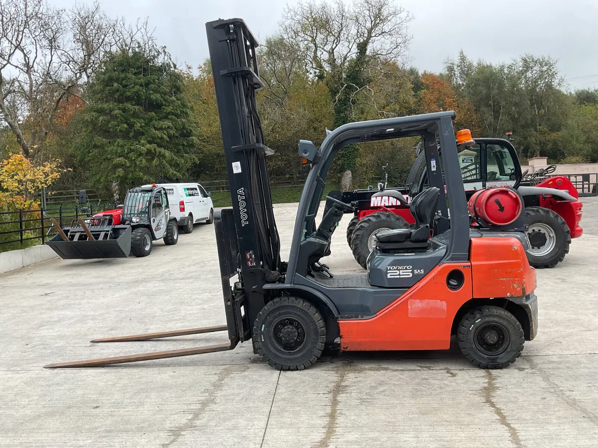 Toyota 02-8FGF25 Forklift - Image 1