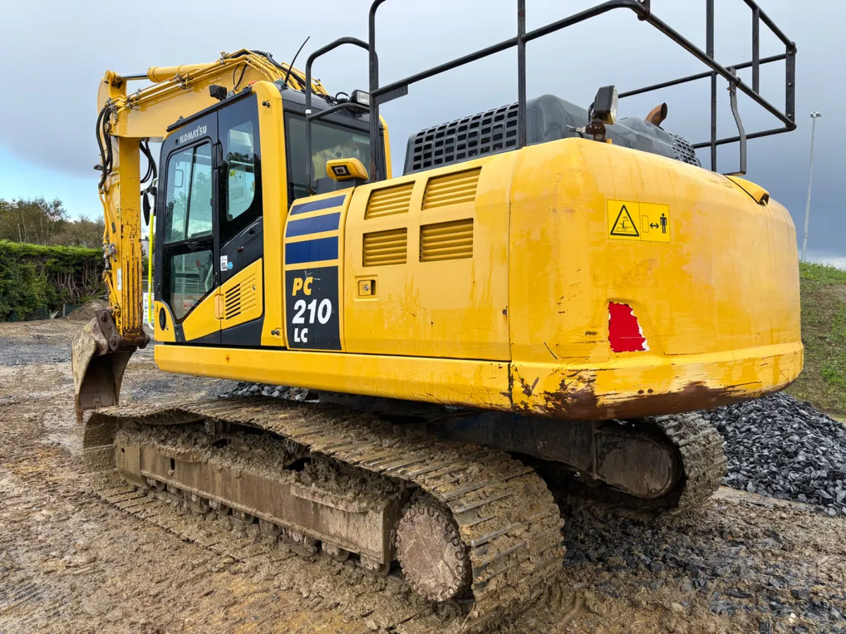 2019 Komatsu PC 210-11 Tracked Excavator - Image 2