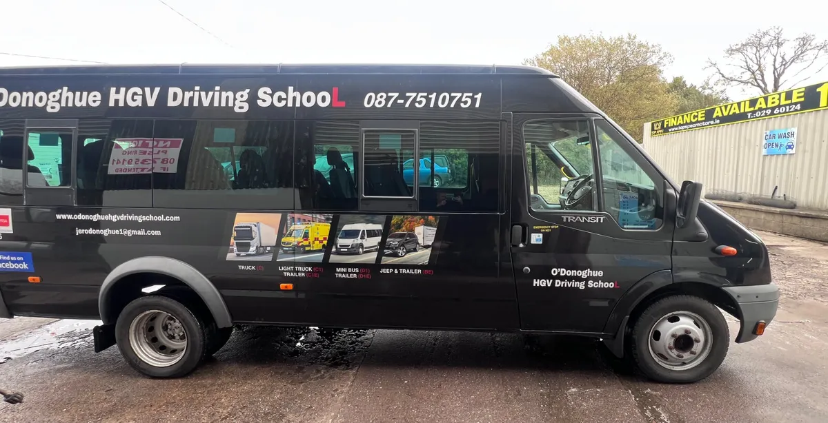 Ford Transit 2010 mini bus - Image 2