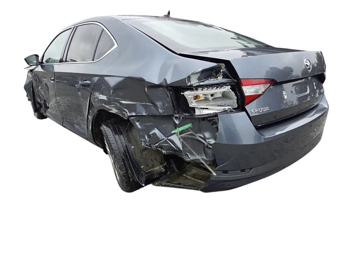 2015 SKODA SUPERB For Breaking/Dismantling - Image 4