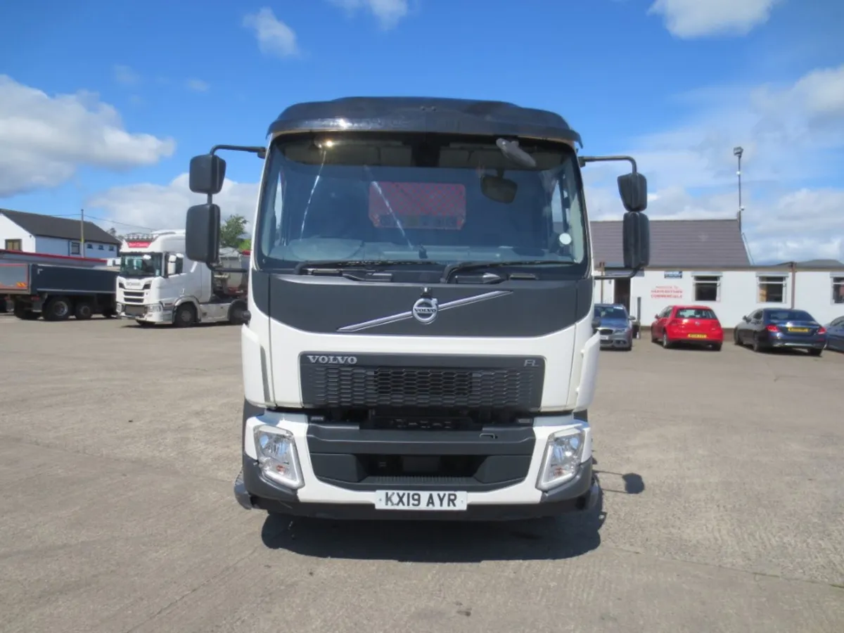 2019 VOLVO FL250 Skip Loader - Image 2