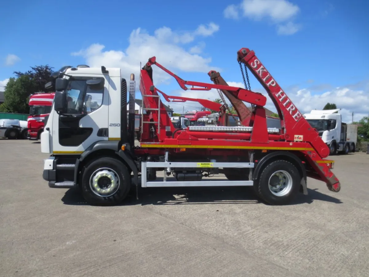 2019 VOLVO FL250 Skip Loader - Image 3