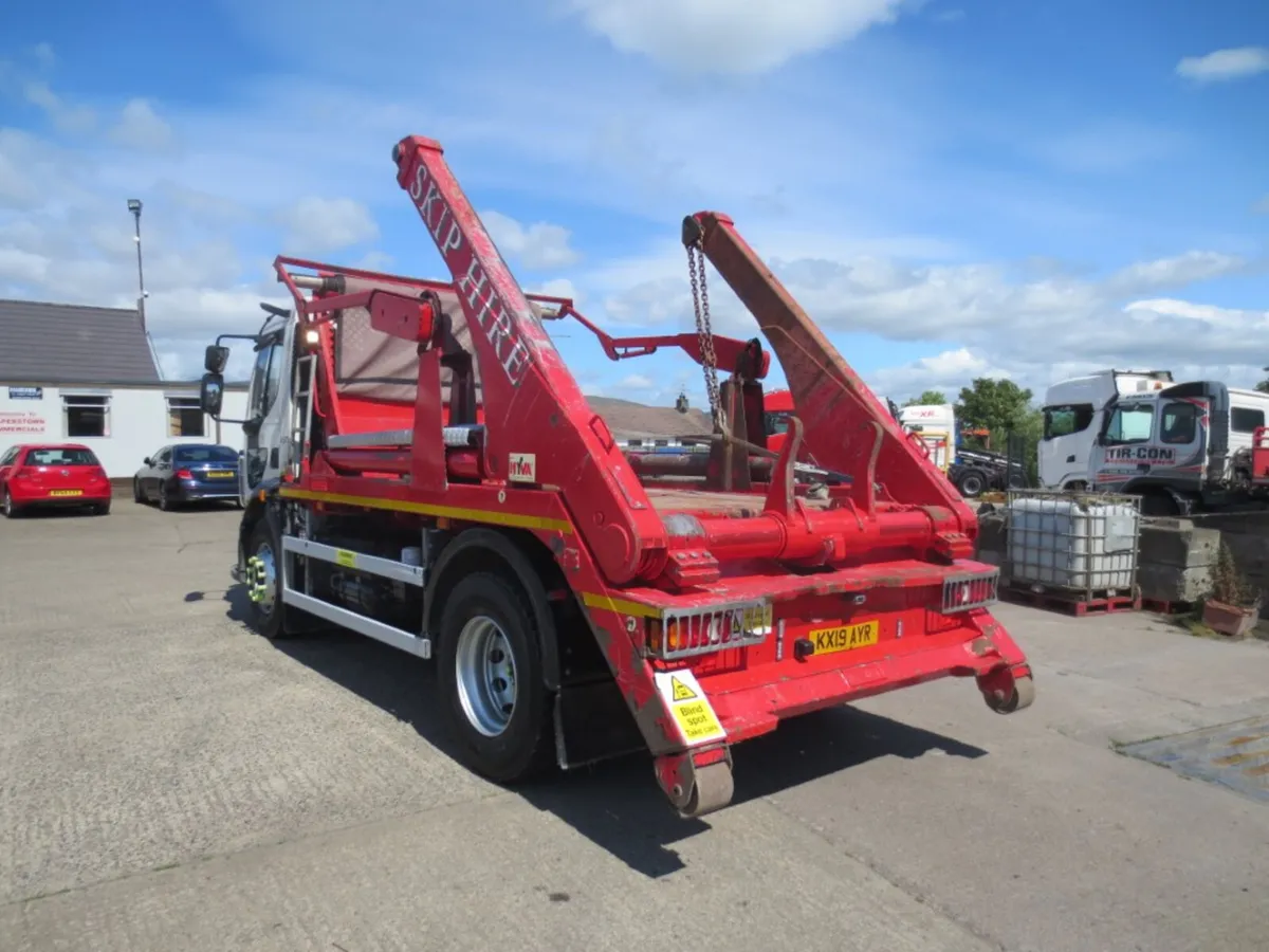 2019 VOLVO FL250 Skip Loader - Image 4