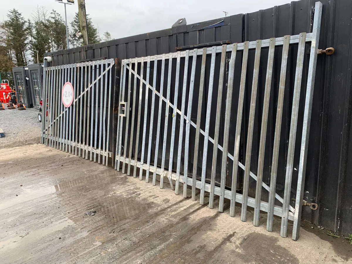 11.5ft X 7.7ft Yard Gates - Image 3