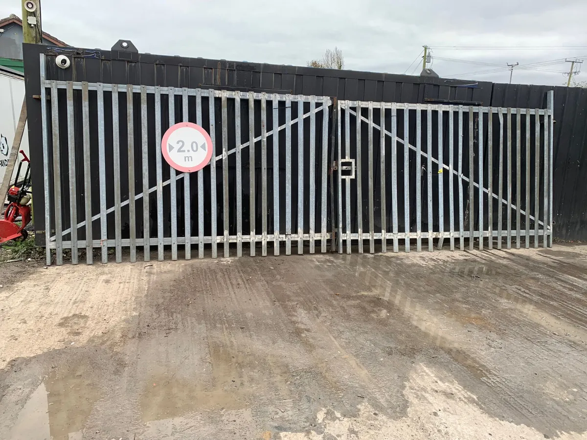 11.5ft X 7.7ft Yard Gates - Image 2