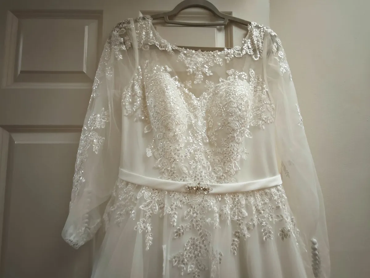 Wedding dress - Image 2