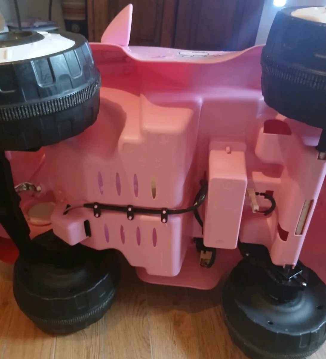 Childs electric hello kitty car - Image 4