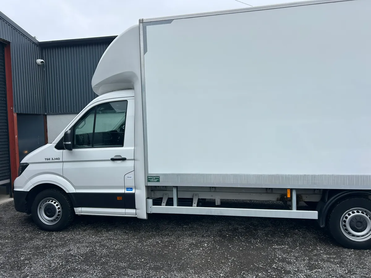 2021 Man TGE box van with tail lift - Image 2