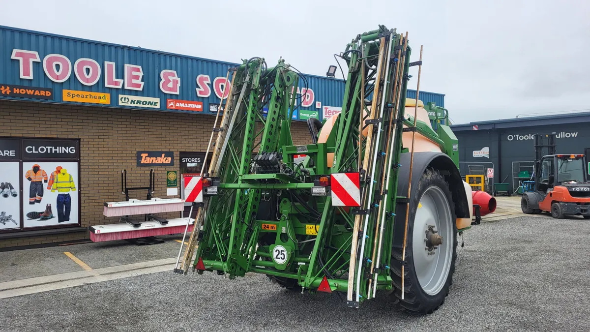 Amazone UX 3200 24 meter Trailed Sprayer - Image 2