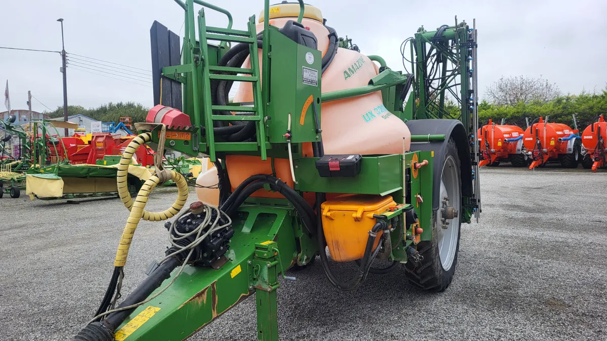 Amazone UX 3200 24 meter Trailed Sprayer - Image 4