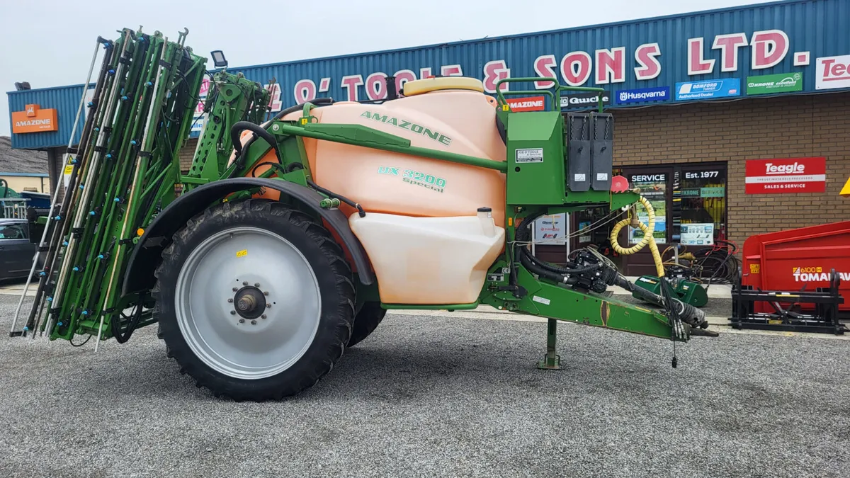 Amazone UX 3200 24 meter Trailed Sprayer - Image 1