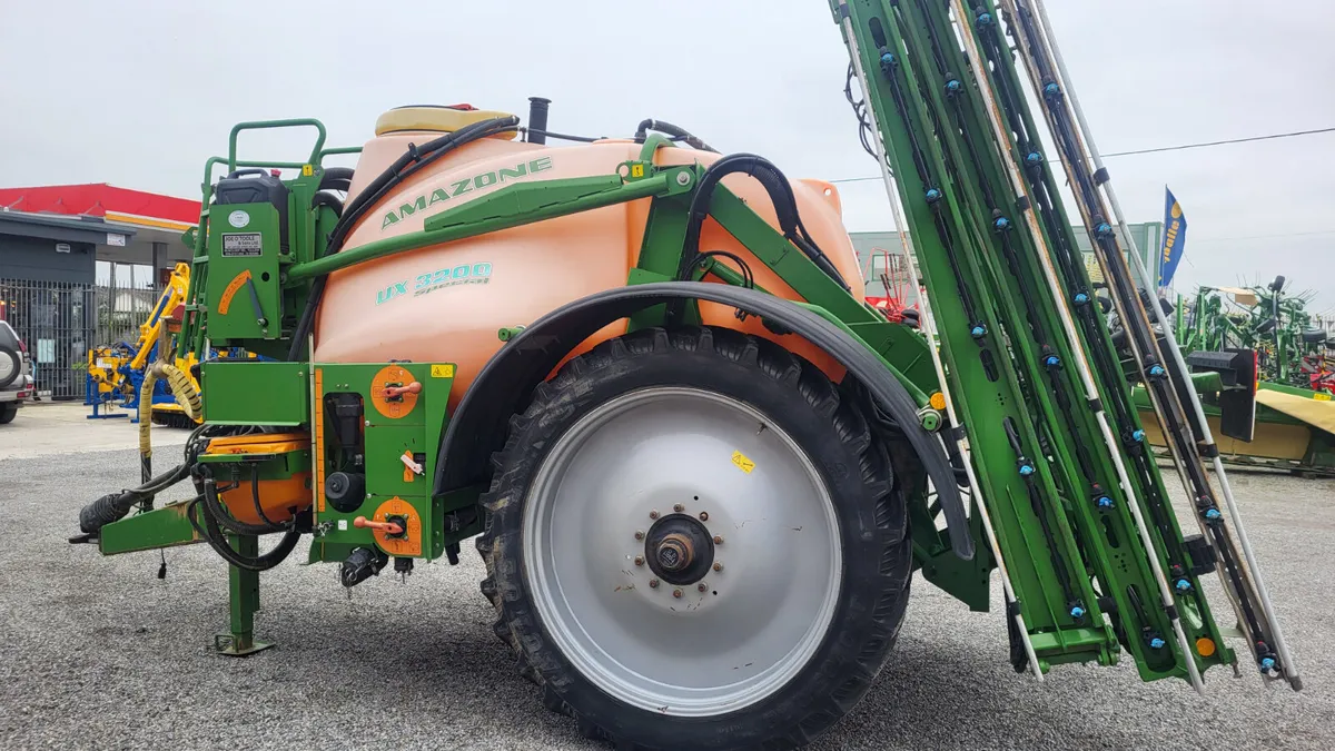 Amazone UX 3200 24 meter Trailed Sprayer - Image 3