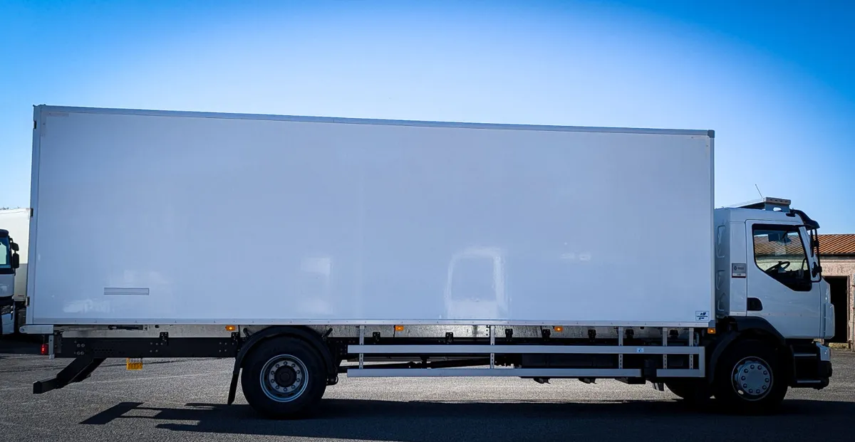 New Renault 18T w/Lecapitaine Fridge Body - Image 4