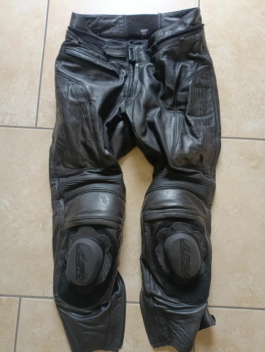 Motorcycle gear Arai helmet leathers jacket pants - Image 2