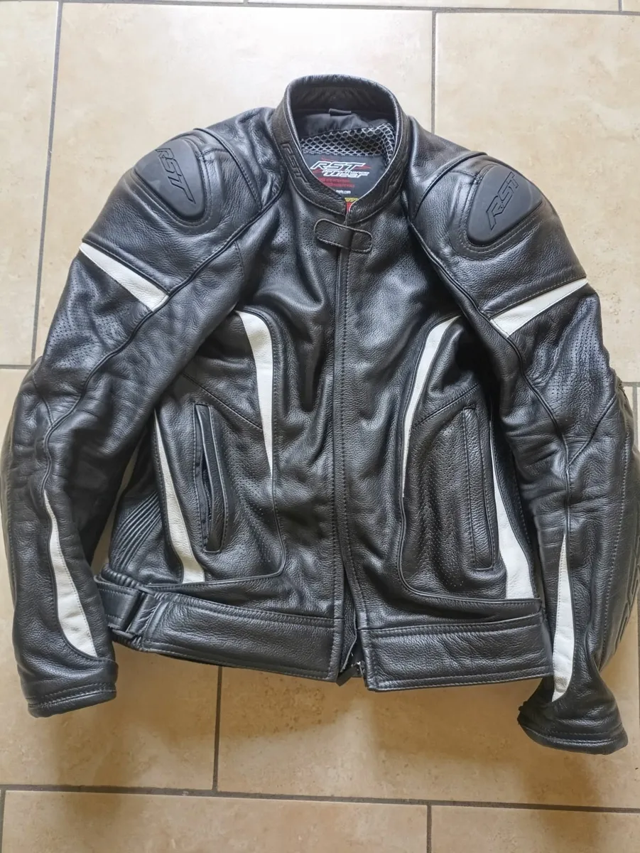 Motorcycle gear Arai helmet leathers jacket pants - Image 1