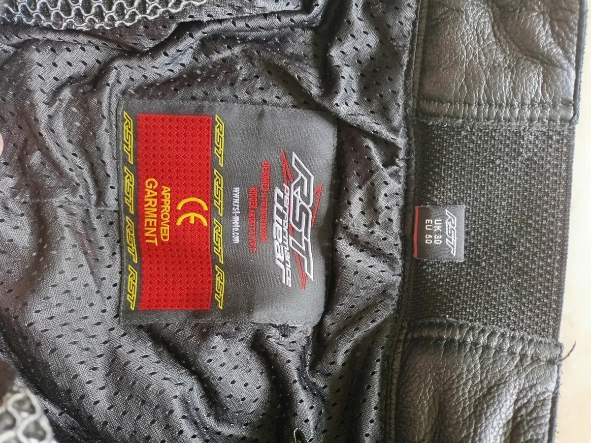 Motorcycle gear Arai helmet leathers jacket pants - Image 3