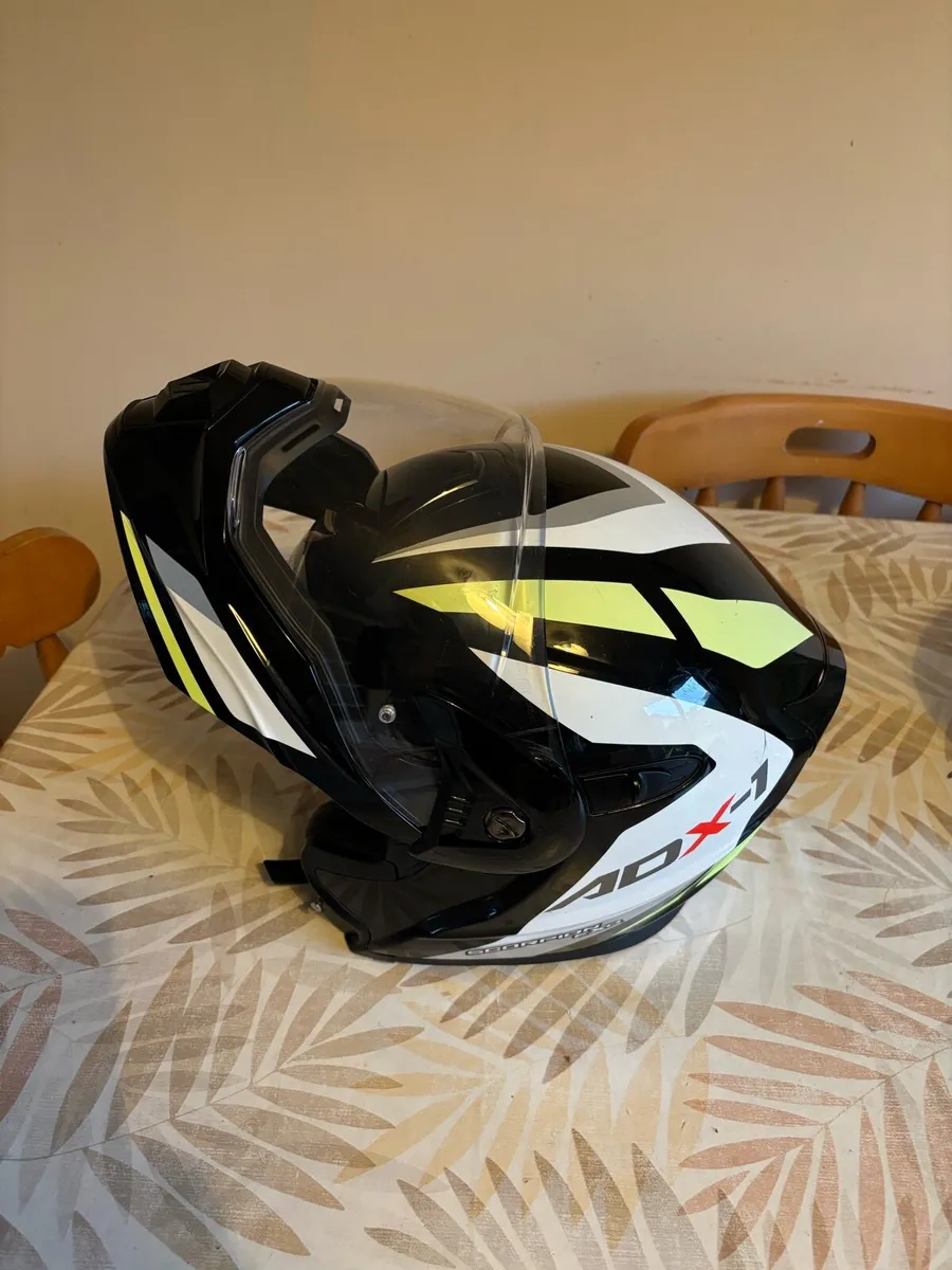 Motorcycle helmet - Image 4