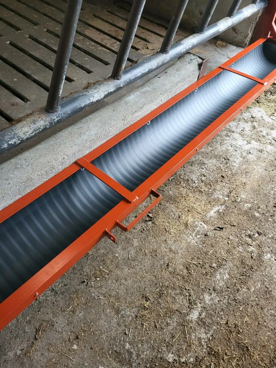 #Drop down feeding trough# - Image 3