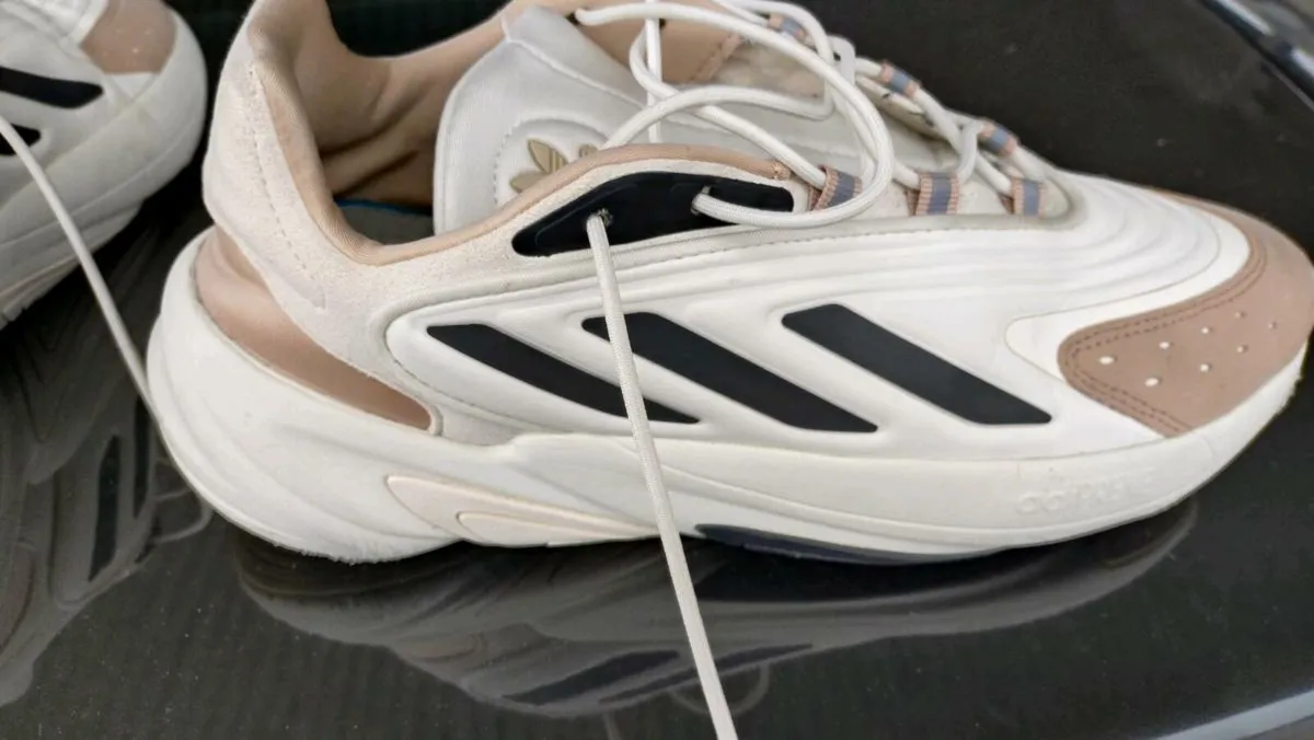 ADIDAS Ozelia Mens Trainers. Size 9.5 - Image 2