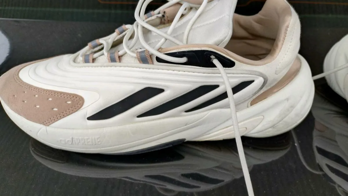 ADIDAS Ozelia Mens Trainers. Size 9.5 - Image 3