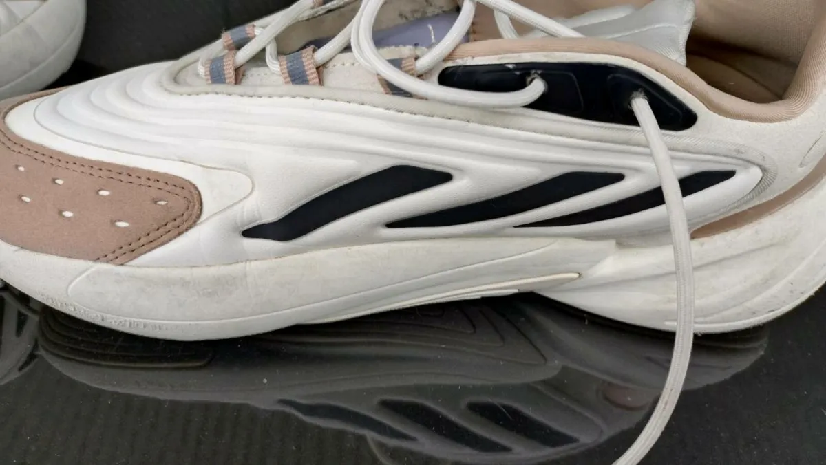 ADIDAS Ozelia Mens Trainers. Size 9.5 - Image 4